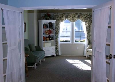 Comfortable areas to relax and receive visitors in our dedicated memory care communities